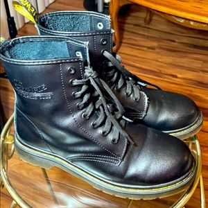 DR. MARTENS WOMEN'S SMOOTH LEATHER LACE UP BOOTS
